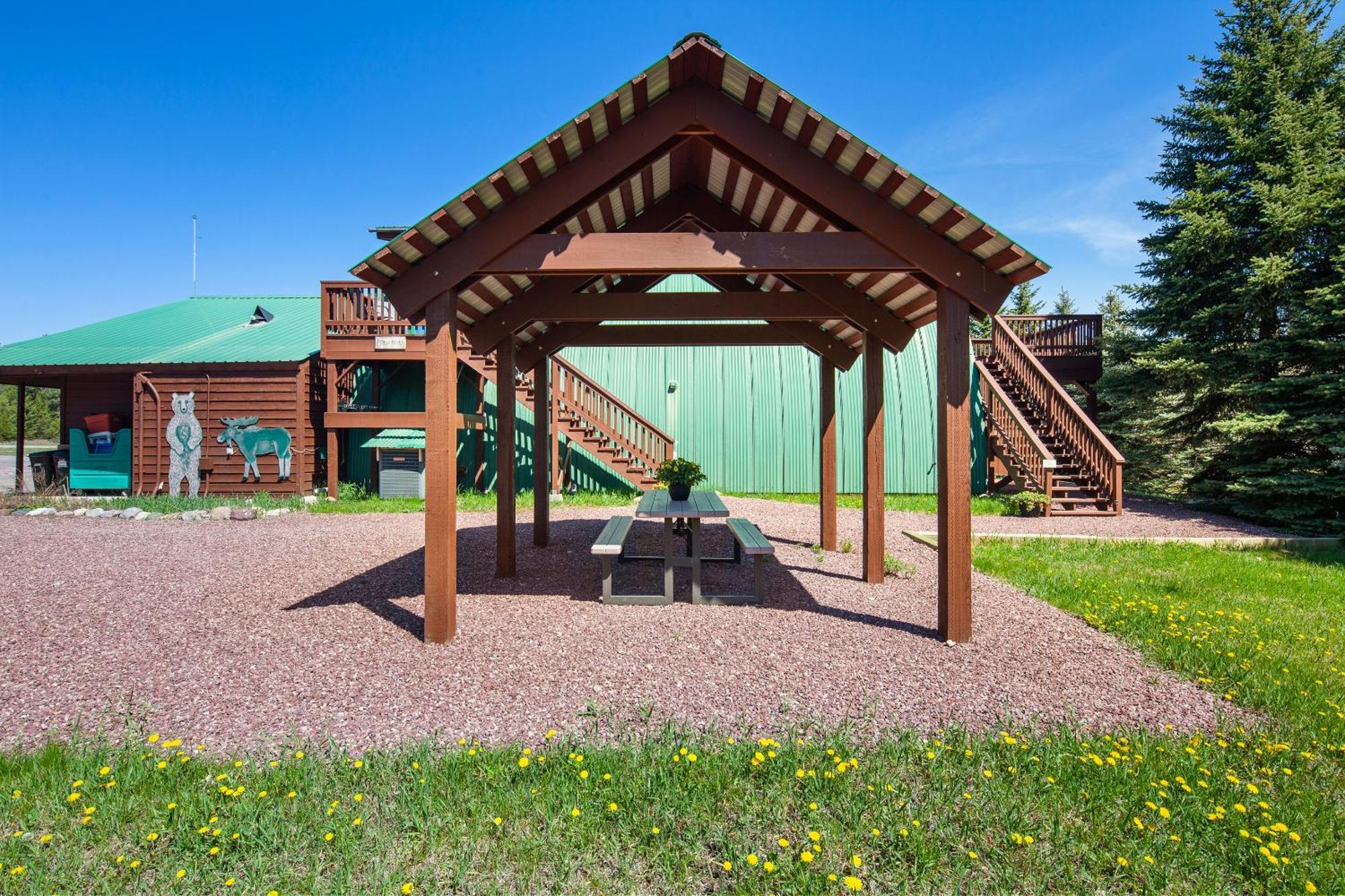 Sky Eco - Glacier General Store And Cabins Coram Экстерьер фото