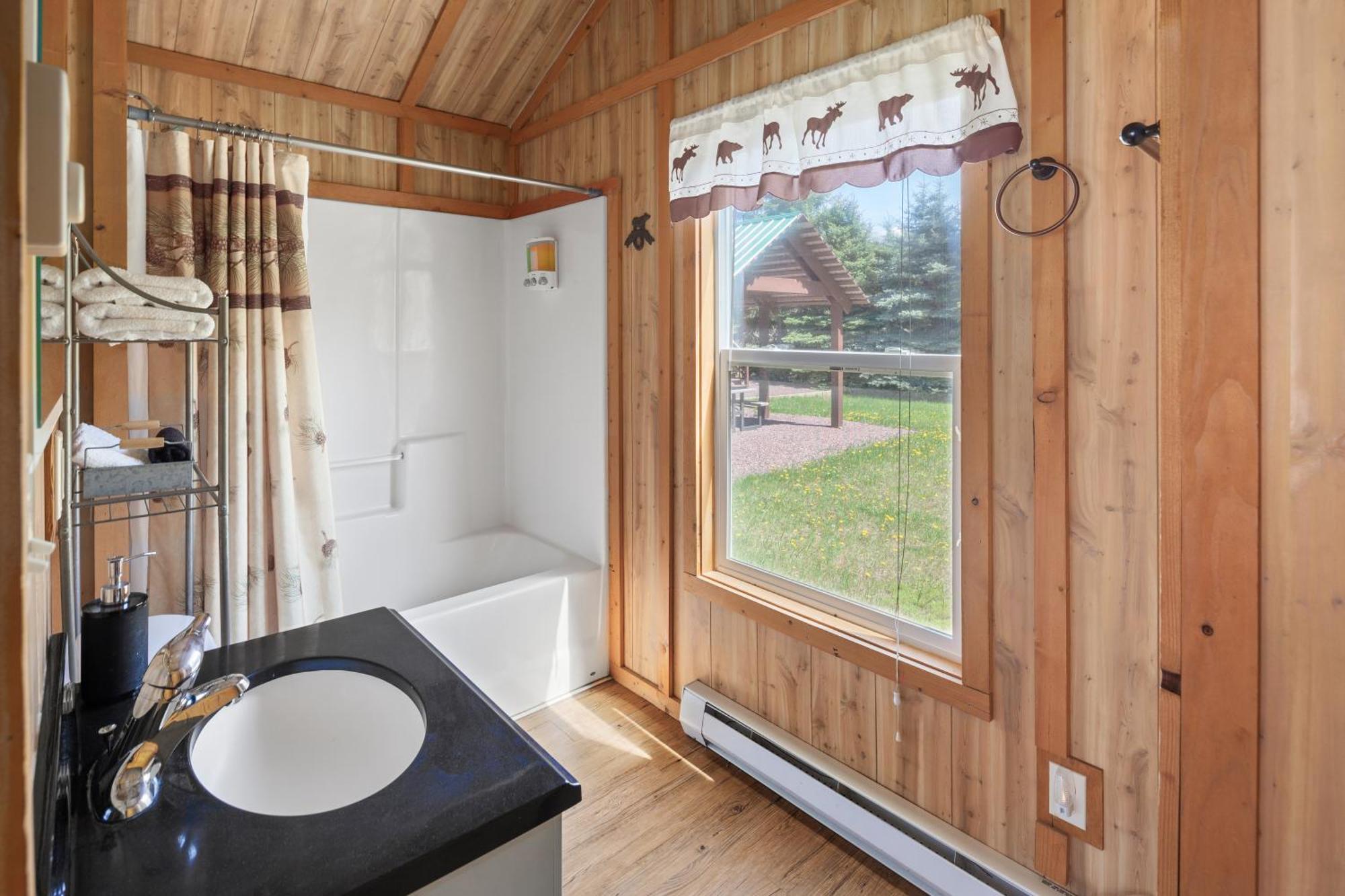 Sky Eco - Glacier General Store And Cabins Coram Экстерьер фото