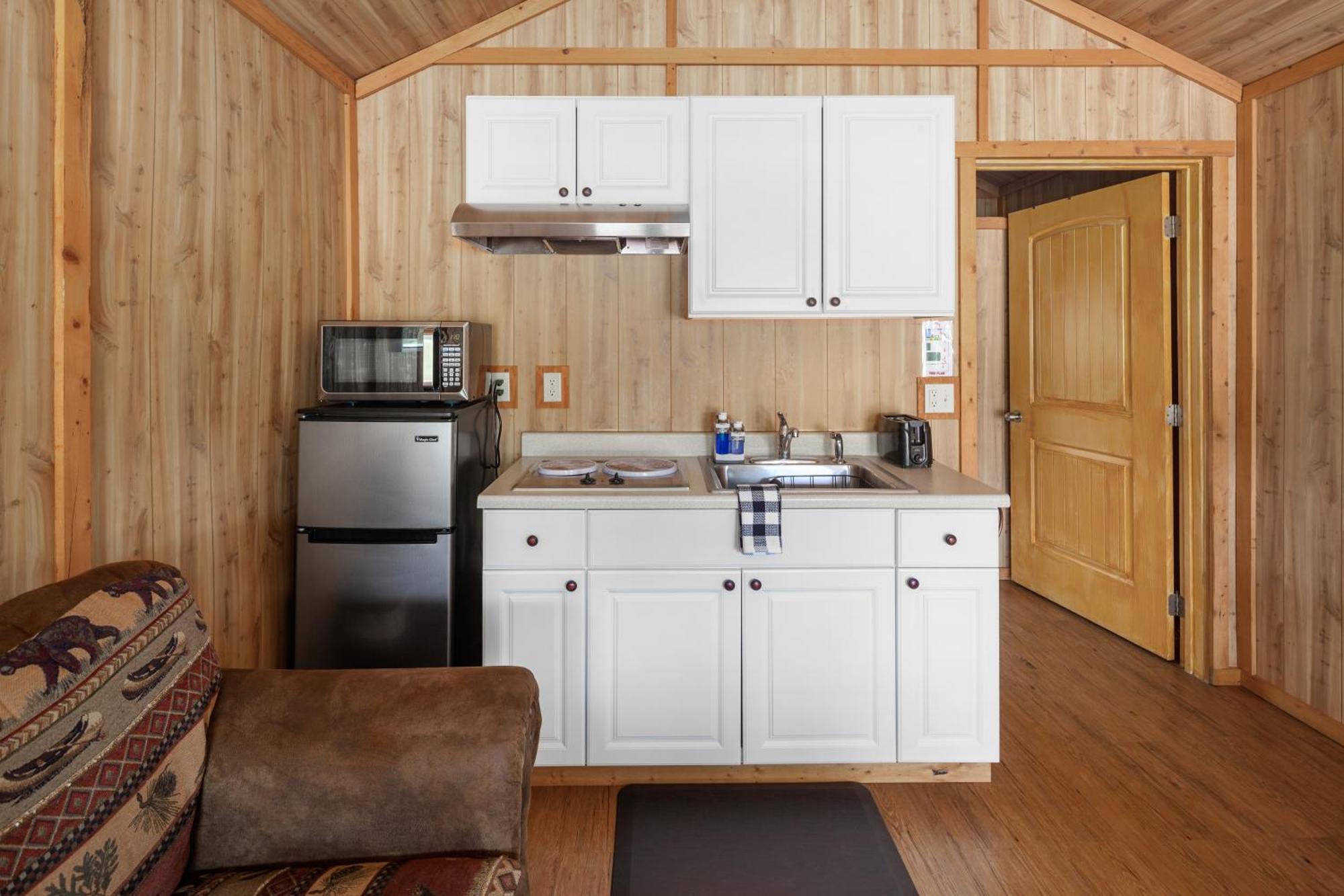 Sky Eco - Glacier General Store And Cabins Coram Экстерьер фото