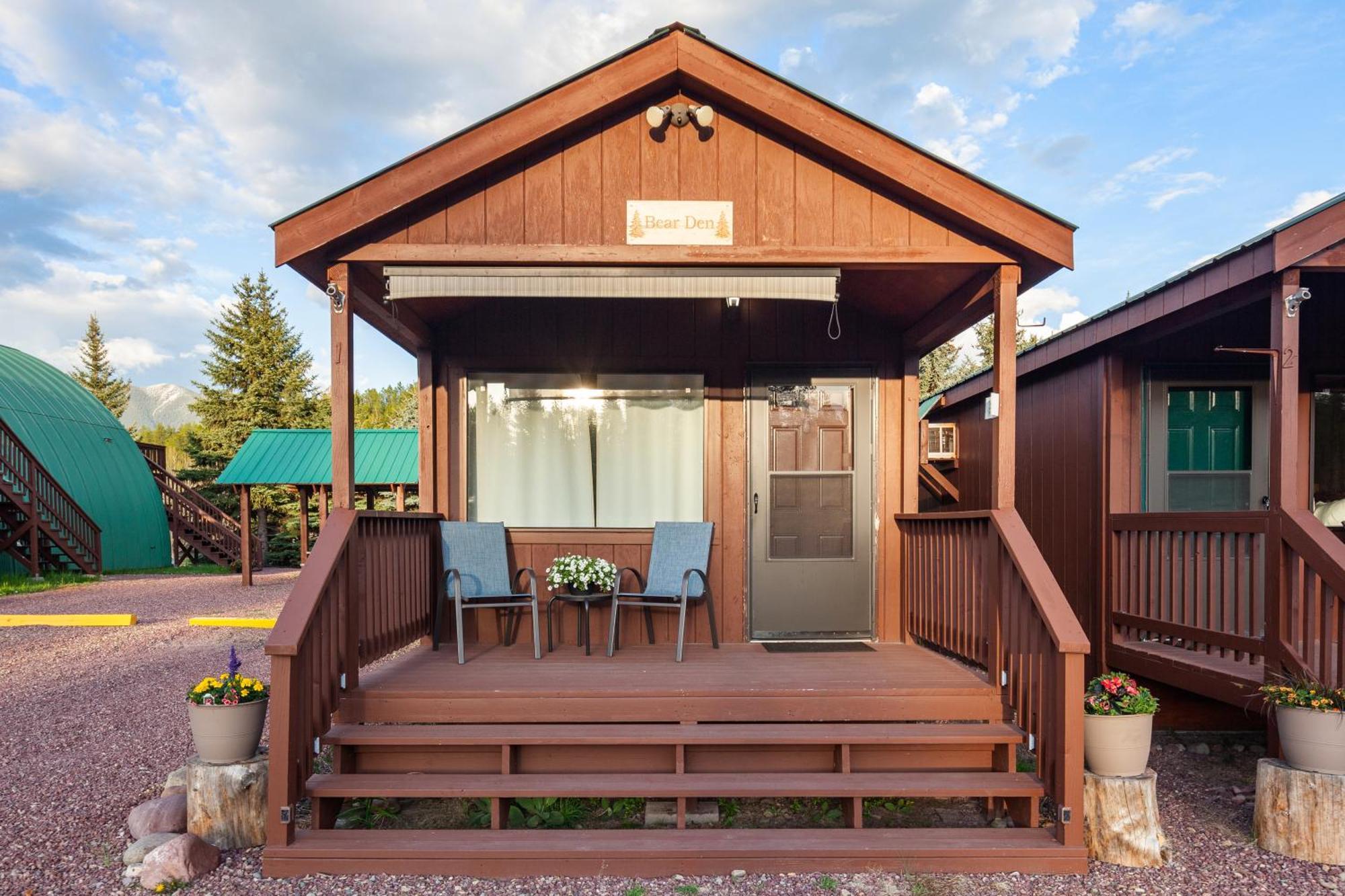 Sky Eco - Glacier General Store And Cabins Coram Экстерьер фото