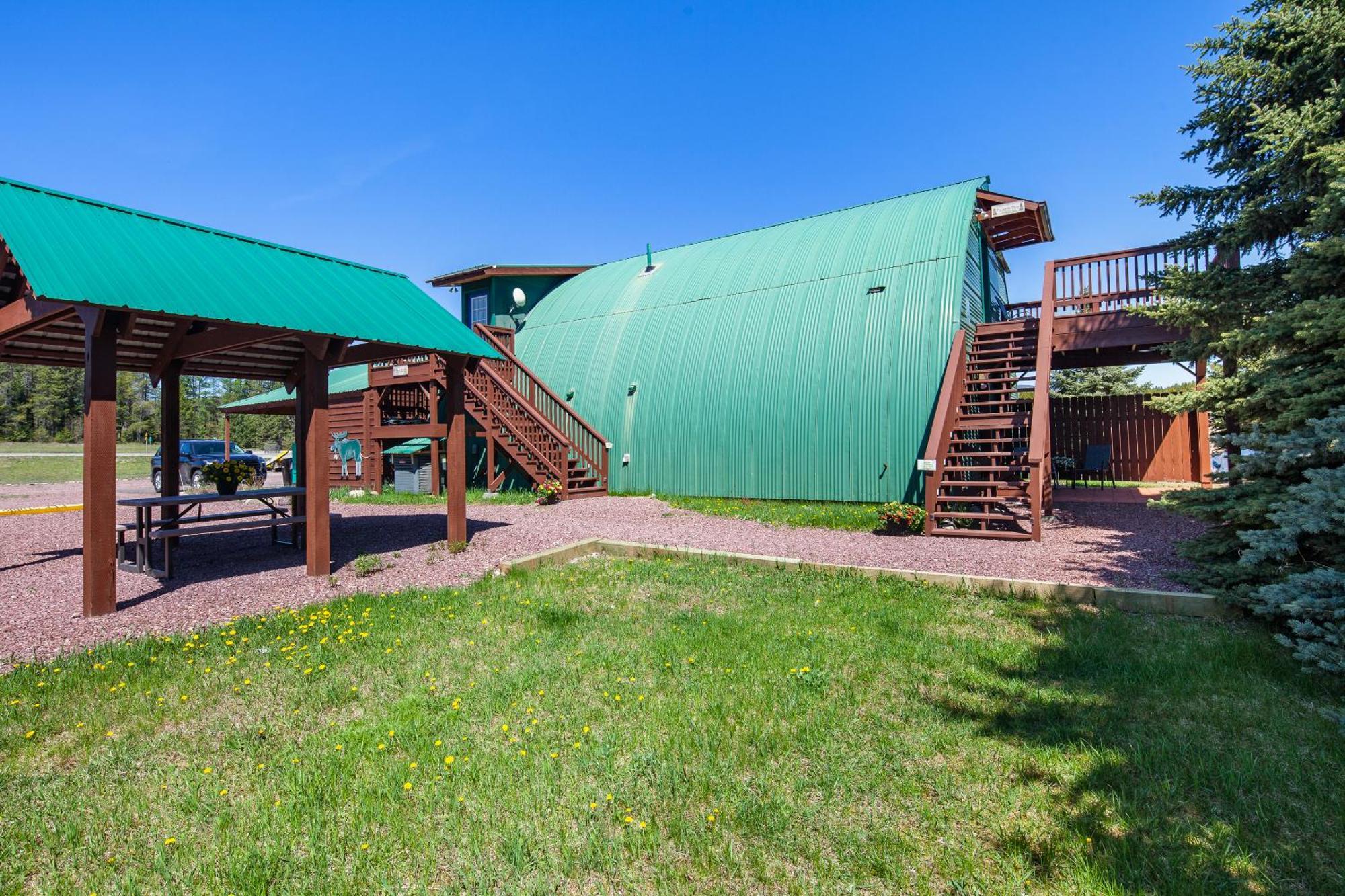 Sky Eco - Glacier General Store And Cabins Coram Экстерьер фото