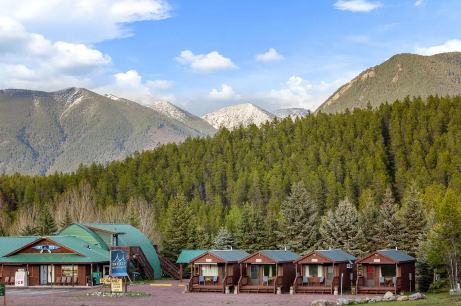 Sky Eco - Glacier General Store And Cabins Coram Экстерьер фото