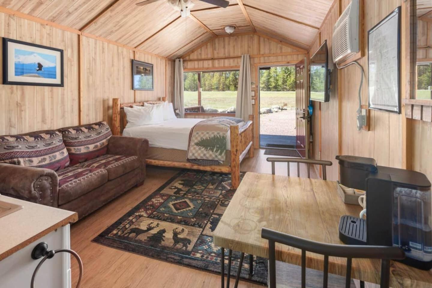 Sky Eco - Glacier General Store And Cabins Coram Экстерьер фото